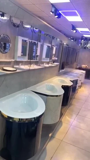 Tocador de baño colgado en la pared moderno europeo del hotel